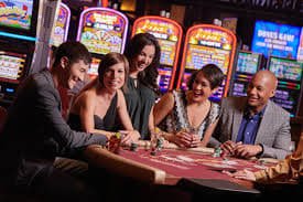 Pengguna menikmati permainan live casino dengan dealer langsung melalui madu777 di perangkat mereka